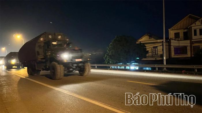 Đoàn xe qua cầu Trung Hà bắc qua sông Đà.