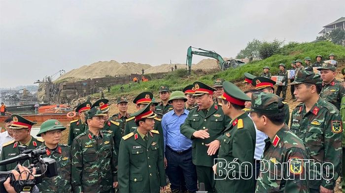 Trung tướng Lê Quang Đạo - Phó Tổng Tham mưu trưởng Quân đội Nhân dân Việt Nam cùng Thiếu tướng Trần Văn Bắc - Tư lệnh Quân khu 2 có mặt tại hiện trường trực tiếp chỉ đạo, triển khai việc lắp đặt cầu phao.