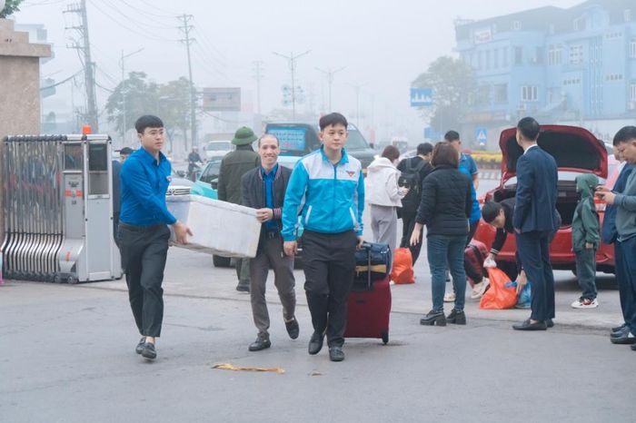Đoàn viên thanh niên Công ty hỗ trợ CNCB về quê đón Tết