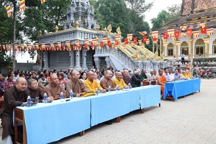 Tổ chức trao quà đến bà con Khmer