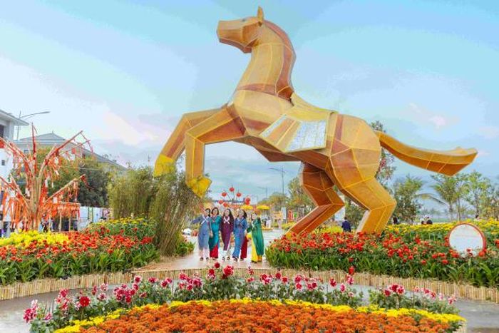 Đường hoa Tết tại di sản Hoàng thành Thăng Long - Hà Nội.