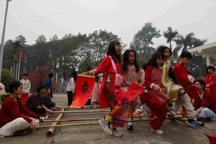 Các du khách nhí tưng bừng vui hội ngày xuân.