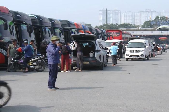 Nhiều bến xe lớn tại Hà Nội đã bố trí tăng cường xe, đảm bảo phục vụ người dân về quê đón Tết.