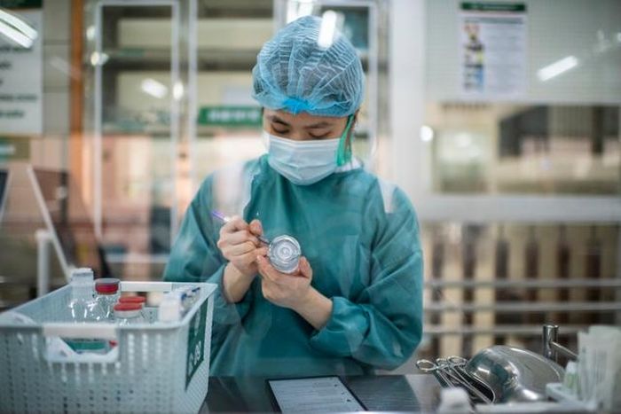 Điều dưỡng thực hiện công việc cho thuốc bệnh nhân khu hồi sức