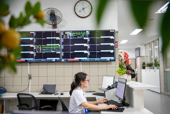 Bác sĩ cũng là những người mẹ, khi ngoài kia là những ngóng trông của gia đình, vẫn miệt mài tua trực để chăm sóc người bệnh.