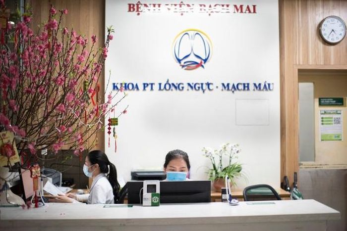 Tại khoa Phẫu thuật lồng ngực, mùa xuân về rực rỡ bên miệt mài công việc.