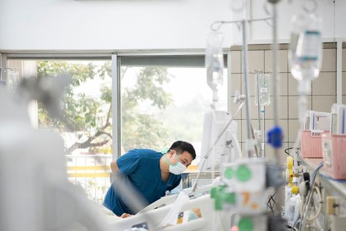 Bác sĩ Nguyễn giáp Việt Dũng thăm khám bệnh nhân hồi sức.