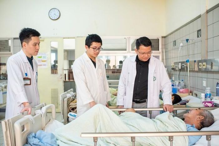 Bác sĩ, nhân viên y tế đi buồng thăm khám bệnh nhân trong tua trực cuối năm và chúc bệnh nhân nhiều sức khỏe.