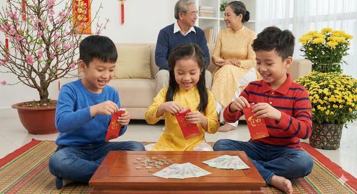 Trẻ mở lì xì ngay trước mặt khách là tình huống dễ gây sượng sùng nếu cha mẹ không khéo léo xử lý.