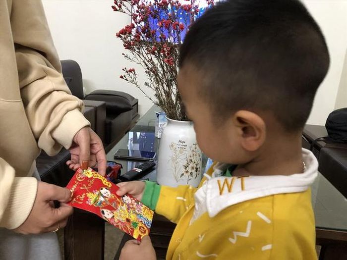 Dạy trẻ nói lời cảm ơn và cất phong bao lì xì đúng lúc là bài học đầu đời về phép lịch sự và lòng biết ơn.