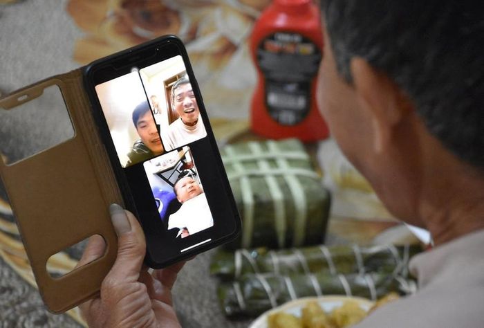 Phong tục Tết truyền thống đang bước vào không gian số, gọi video giao thừa trở thành một phần của khoảnh khắc sum vầy. Ảnh: Hoàng Huy.