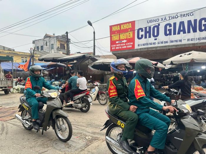 Ban CHQS xã Thổ Tang tuần tra, kiểm soát tại khu vực chợ Giang.