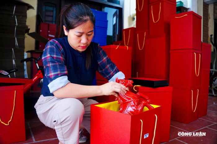 Các nhân viên tất bật đóng gói linh vật ngựa để vận chuyển đi các tỉnh thành.