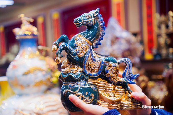 Những chú ngựa gốm men hỏa biến với sắc xanh huyền ảo, lấp lánh dưới ánh đèn, tạo nên hiệu ứng thị giác ấn tượng cho không gian trưng bày