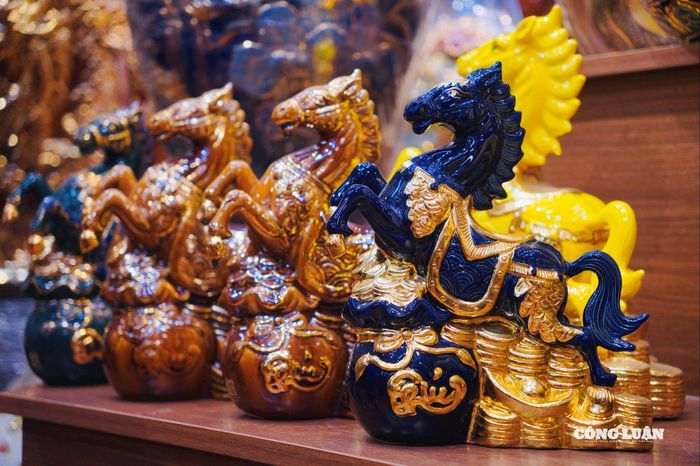 Các chữ chúc được thiết kế một cách tinh tế trong các mẫu tượng linh vật ngựa, thông điệp về một năm mới bình an, hạnh phúc.