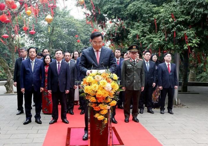 Chủ tịch UBND tỉnh Phú Thọ Trần Duy Đông kính cáo với tổ tiên những thành quả đạt được của đất nước. Ảnh: Ngọc Kiên.