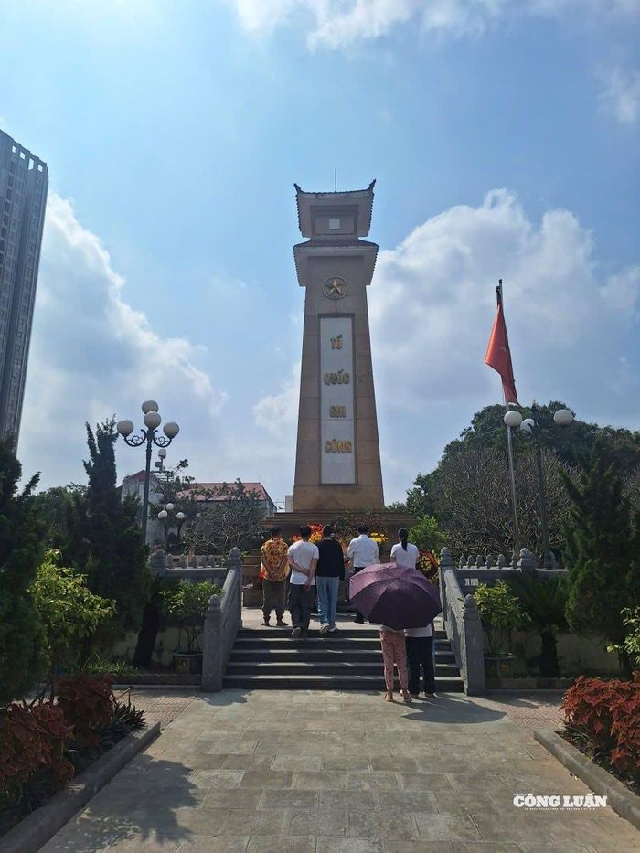 Dù là ngày cuối cùng của năm cũ, nhưng nhiều gia đình vẫn dành thời gian để ra mộ thắp hương, "mời ông bà về ăn Tết". Ảnh: HK