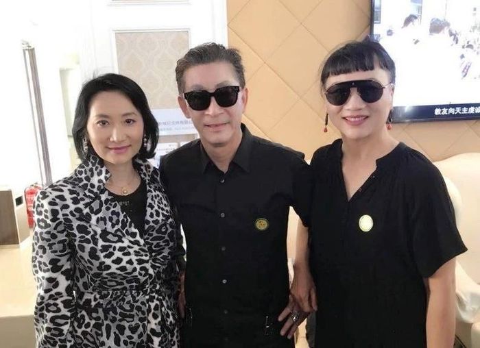 Vương Linh Hoa trở lại Trung Quốc tới tang lễ của đạo diễn Vương Khiết và chụp ảnh cùng vợ chồng Lục Tiểu Linh Đồng.