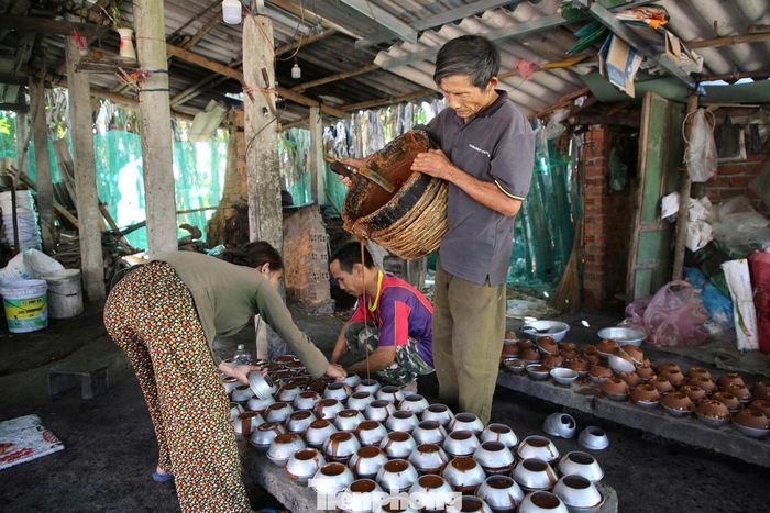  Suốt hàng chục năm nay, lò đường của ông Nguyễn Văn Nhân (67 tuổi) vẫn đều đặn đỏ lửa. Gia đình ông có ba thế hệ gắn bó với nghề nấu đường, nối tiếp nhau gìn giữ nghề cha truyền con nối. Dù công việc nặng nhọc, thu nhập không cao, ông vẫn kiên trì bám nghề. “Bỏ nghề thì dễ, nhưng tôi sợ sẽ mất đi hương vị riêng của sản vật quê hương mà ông cha để lại”, ông Nhân bộc bạch. 