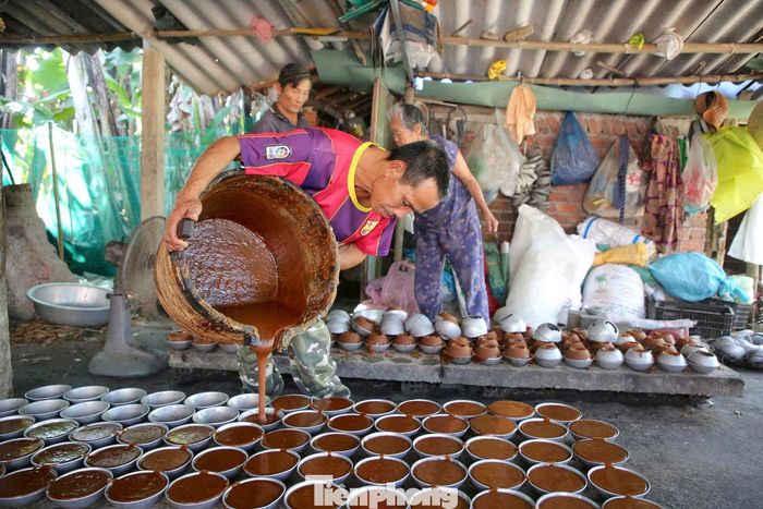 Đây cũng là một trong số ít lò đường bát thủ công còn hoạt động tại Đà Nẵng, được tiểu thương tìm đến thu mua, phân phối về các chợ truyền thống trong và ngoài thành phố. Mỗi ngày, cơ sở nấu hơn 1.000 bát đường phục vụ thị trường, dịp Tết lò đỏ lửa từ 2h sáng mới kịp hàng để giao. 