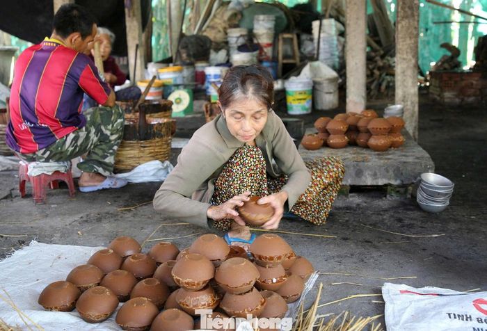  Bà Võ Thị Thanh (66 tuổi) - vợ ông Nhân - nhớ lại trước kia.mỗi độ xuân về, lò đường trong thôn đỏ lửa suốt ngày đêm. Thế nhưng, khi giá đường giảm sâu, người trồng mía bỏ ruộng, các lò thủ công cũng dần tắt lửa. Cuộc sống hiện đại khiến đường công nghiệp ngày càng phổ biến, lớp trẻ rời làng mưu sinh, nghề xưa theo đó mai một. "Mấy chục năm qua gia đình giữ nghề cũ, vì đó không chỉ là kế sinh nhai, mà còn là cách lưu giữ hương vị Tết xưa cha ông để lại" - bà nói. 