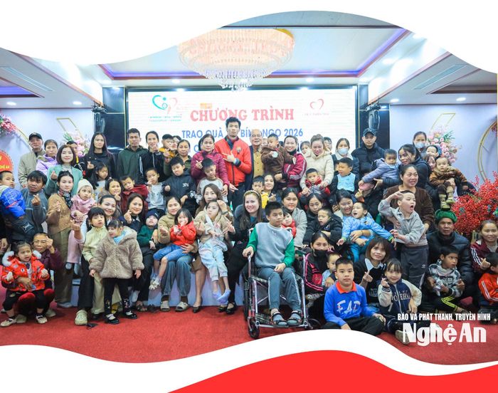 Chương trình trao quà Tết Bính Ngọ cho các gia đình có trẻ bại não. Ảnh: Diệp Thanh