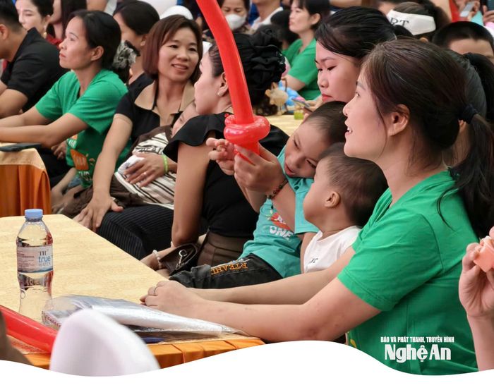 Chị Lan Anh (ngoài cùng bên phải) đã đừng ra thực hiện nhiều chương trình kêu gọi hỗ trợ cho các gia đình có trẻ bại não. Ảnh: Diệp Thanh