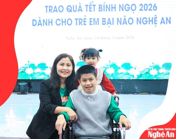 Là một người mẹ có con bại não, chị Lan Anh thấu hiểu hoàn cảnh của những gia đình cùng cảnh ngộ. Ảnh: NVCC
