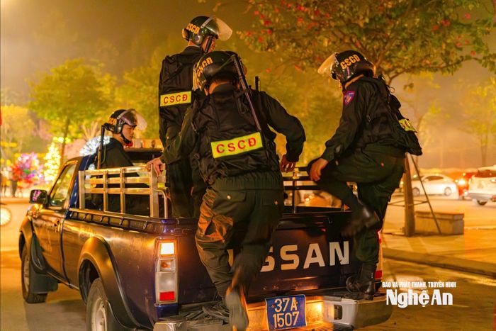 Trong đêm Giao thừa, 1 tổ tuần tra cơ động bằng ô tô được tăng cường nhằm kịp thời xử lý các tình huống phát sinh trên địa bàn. Ảnh: Nguyễn Đạo