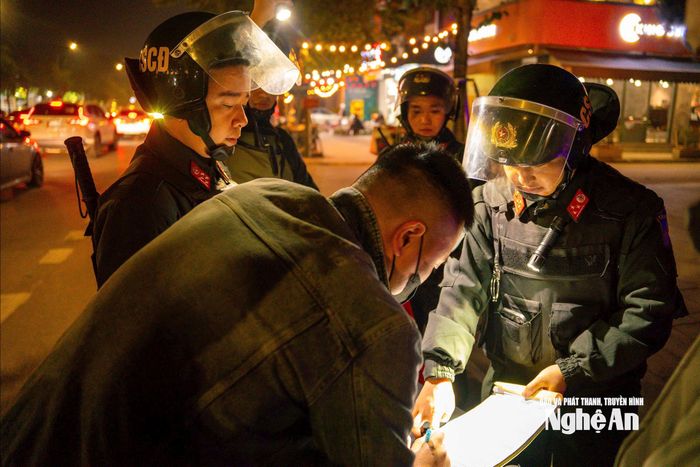 Trong quá trình tuần tra, tổ công tác kịp thời phát hiện 1 trường hợp vi phạm, tiến hành kiểm tra, xử lý theo quy định. Ảnh: Đ.C
