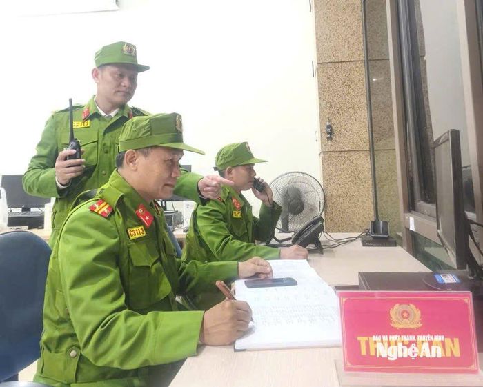 Trực ban Cảnh sát 113 tiếp nhận, xử lý thông tin. Ảnh: P.V