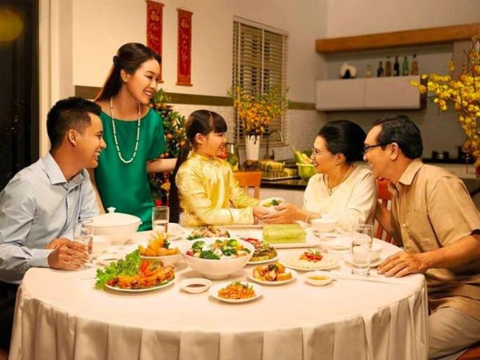 Gia đình sum họp bên mâm cơm ngày Xuân. (Ảnh minh họa: internet).