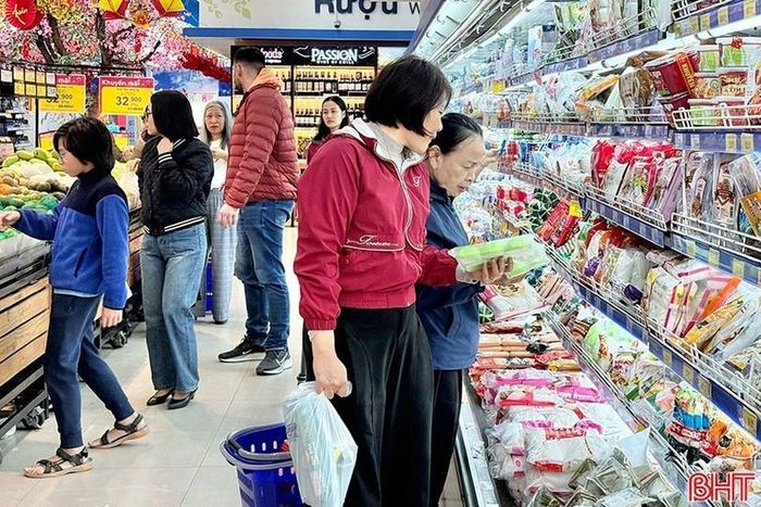 Hệ thống siêu thị, cửa hàng tiện lợi hoạt động xuyên Tết giúp người dân thuận tiện mua sắm.