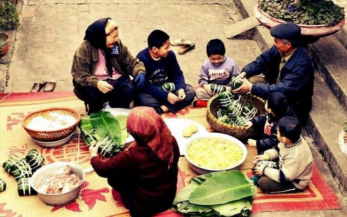 Gia đình quây quần gói bánh chưng đón Tết. (Ảnh minh họa: Internet)