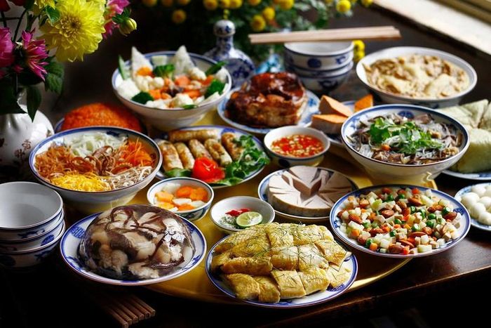 Một mâm cỗ chiều 30 Tết truyền thống của người miền Bắc xưa được tái hiện lại. (Ảnh minh họa: Internet)