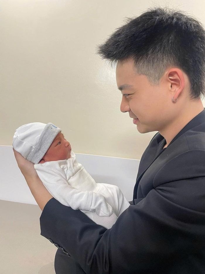 Diễn viên Hoàng Triều Dương hạnh phúc khi gia đình đón thêm thành viên mới. "Năm nay ông nội có thêm cháu, gia đình nhà mình có thêm Hoàng Xôi. Chúc mọi người một năm mới luôn bình an bên gia đình", anh viết.