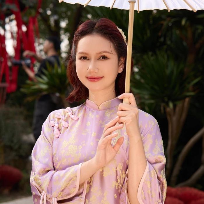 Diễn viên Hương Giang chia sẻ: “Chào năm cũ. Cảm ơn vì tất cả những gì đã qua. Bước sang năm mới, mình không cầu mọi thứ suôn sẻ. Chỉ mong mình đủ tỉnh táo để chọn điều đúng, đủ dịu dàng với bản thân và đủ can đảm để tiếp tục sống một cuộc đời tử tế - với mình và với người”.