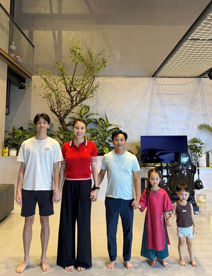 Gia đình doanh nhân Cường Đô la và Đàm Thu Trang tiếp tục duy trì “nghi thức” chụp ảnh đo chiều cao các thành viên trước Giao thừa. Doanh nhân hài hước cho biết thứ hạng trong nhà gần như không thay đổi, dù một số thành viên cao thêm một chút.