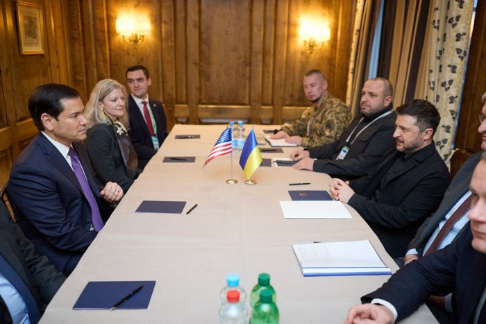 Tổng thống Ukraine Volodymyr Zelensky (phải) gặp gỡ Ngoại trưởng Mỹ Marco Rubio (trái) bên lề Hội nghị An ninh Munich (MSC) lần thứ 62 tại Munich hôm 14/2. Ảnh: Văn phòng Báo chí Tổng thống Ukraine/AFP