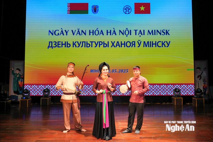 NSND Thanh Loan biểu diễn ở Ngày hội văn hóa Hà Nội. Ảnh: NVCC