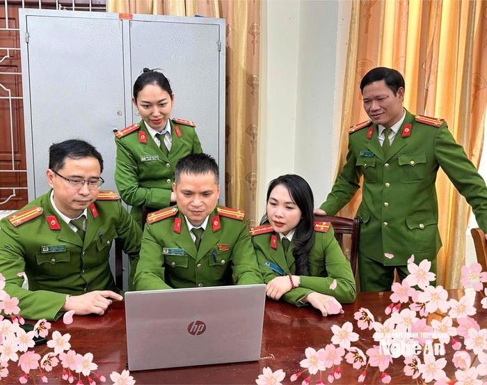 Cán bộ, chiến sĩ Công an phường Vinh Hưng tiếp nhận và xử lý thông tin kịp thời, bảo đảm bình yên cho người dân. Ảnh: P.V
