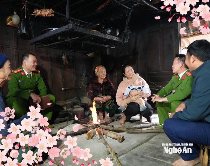 Cán bộ Công an xã Hữu Kiệm thăm gia đình chị Kha Thị May - sản phụ từng được hỗ trợ đi sinh giữa mùa mưa lũ. Ảnh: Đặng Cường
