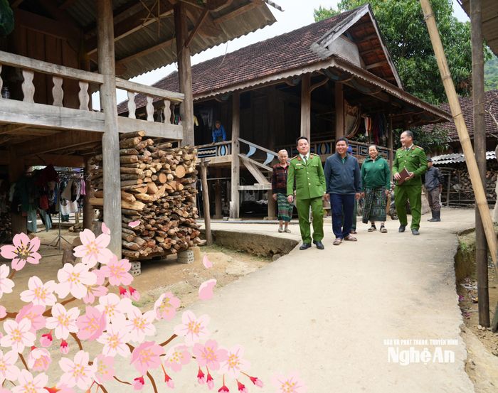 Cán bộ Công an xã Hữu Kiệm gần gũi trao đổi với người dân. Ảnh: Đặng Cường