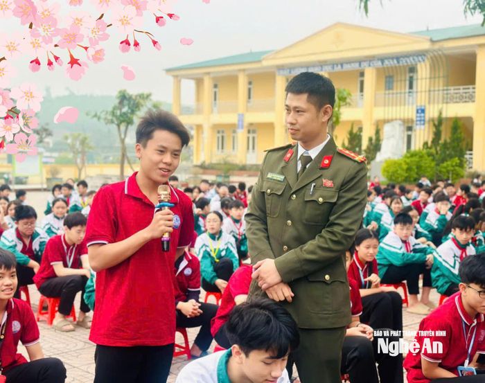 Công an xã Đại Đồng tuyên truyền, phổ biến pháp luật cho các em học sinh tại Trường THCS Tôn Quang Phiệt. Ảnh: P.V