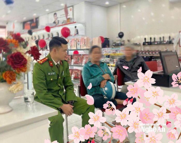 Công an xã Đại Đồng kịp thời có mặt hỗ trợ vợ chồng lớn tuổi giữ lại số tiền. Ảnh: P.V
