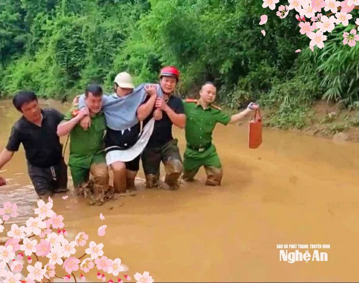 Thời điểm chị Kha Thị May được cán bộ Công an xã cùng người nhà dìu qua đoạn đường khó khăn, với nước lũ, bùn đất để kịp thời vào trạm y tế. Ảnh: CSCC