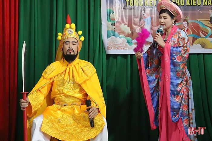 Trò Kiều ở Cam Lâm bắt đầu như thế, nhẹ nhàng, tự nhiên, như một thói quen đã theo người làng qua bao năm tháng.