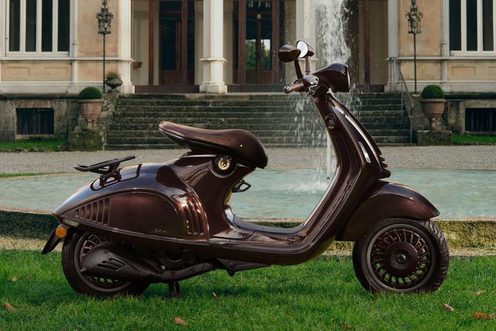 Để đánh dấu con giáp của năm nay, tập đoàn Piaggio đã giới thiệu chiếc Vespa 946 Horse. Trước đó, hãng đã ra mắt các phiên bản dành cho năm Thỏ, Rồng và Rắn.