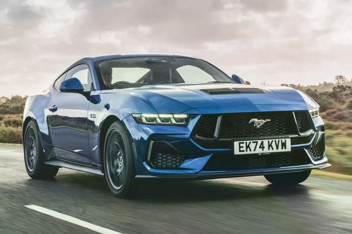Không cần phải giới thiệu, Ford Mustang nổi tiếng toàn cầu với hình ảnh con ngựa phi nước đại. Theo một số nguồn tin, nguồn gốc tên gọi của mẫu xe thể thao này lấy cảm hứng từ mẫu máy bay chiến đấu P-51 Mustang.