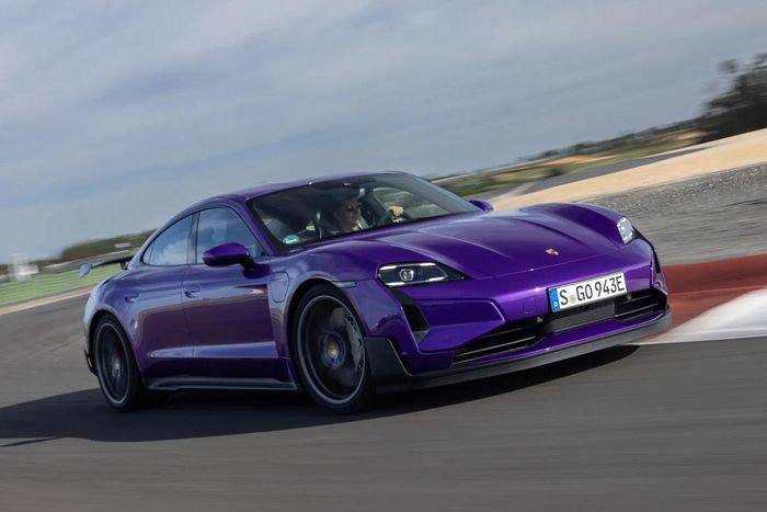 Ít người biết rằng, tên gọi của mẫu xe thuần điện đầu tiên của Porsche cũng có nghĩa là con ngựa. Trong tiếng Thổ Nhĩ Kỳ, "Taycan" có nghĩa là con ngựa trẻ trung, đồng thời mang ý nghĩa "năng động".